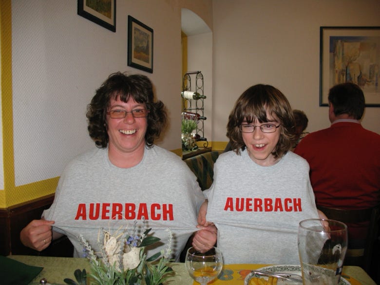 Chantal mit Mutter beim TT-Ausflug