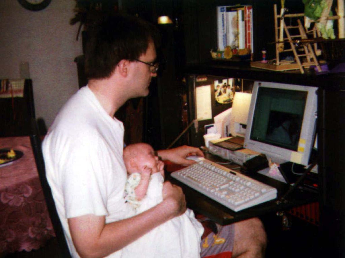 Chantal mit Vater vor Computer