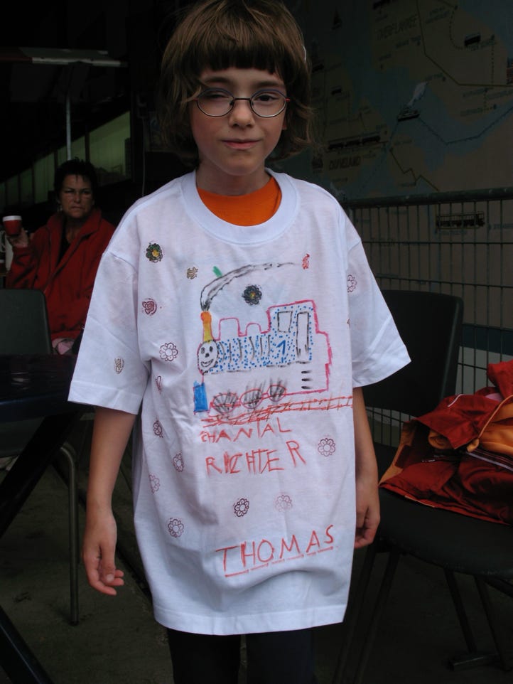 Chantal mit selbst gestaltetem T-Shirt