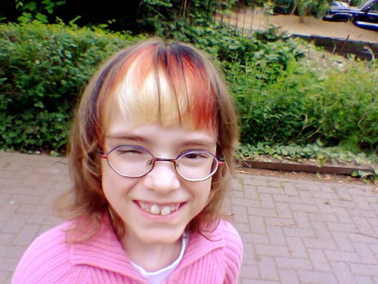 Chantal mit Haaren in Deutschlandfarben