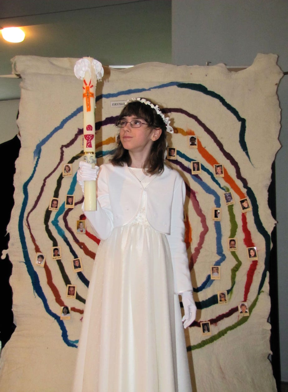im Kommunion-Kleid