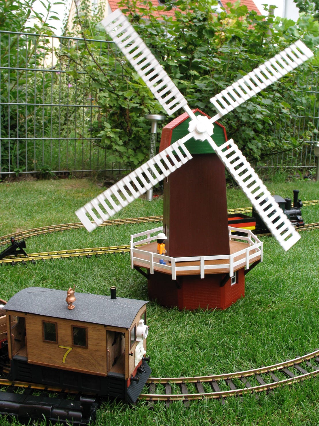 Windmühle im Rasen