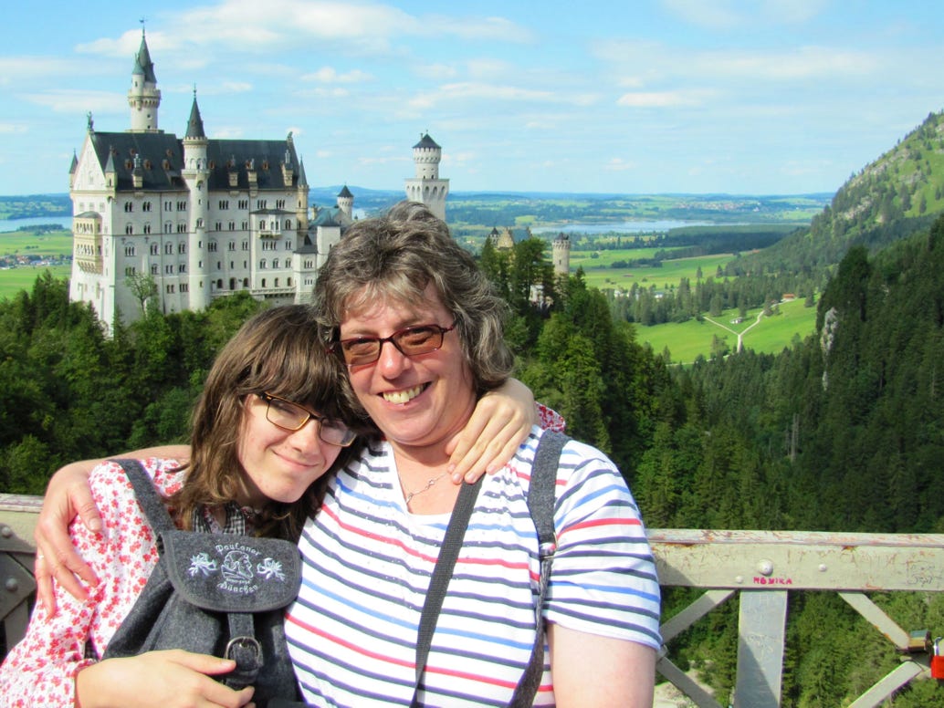 Chantal und Mutter vor Schloß Neuschwanstein