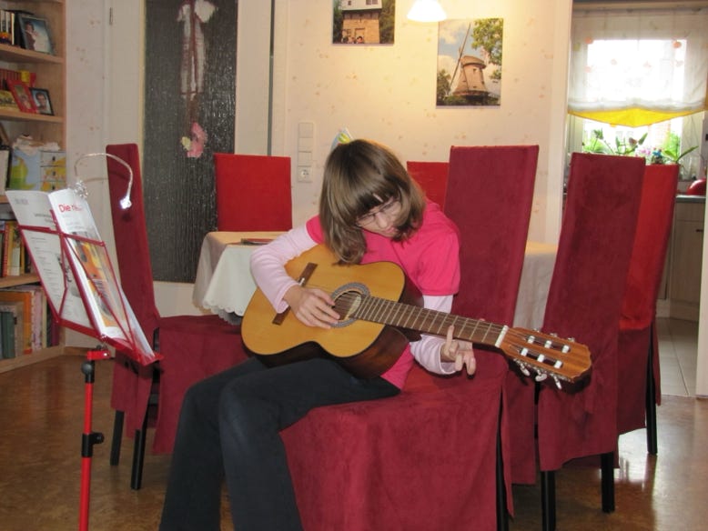 Chantal spielt Gitarre